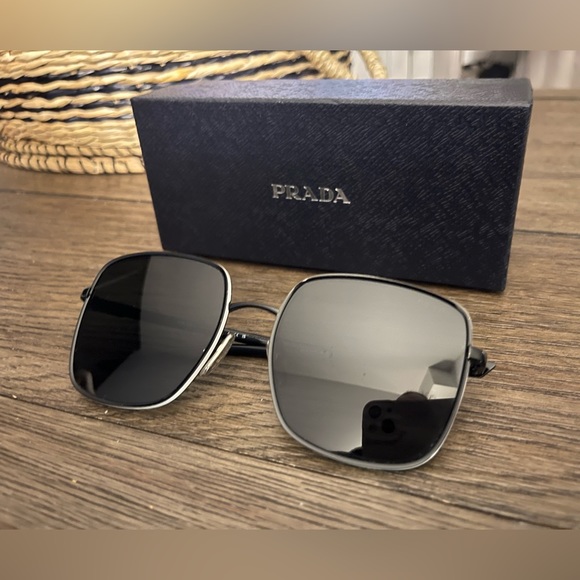 Authentic Prada sunglasses. - Picture 5 of 6